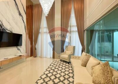 Modern 3-bedroom, furnished Western-style, close to Ekamai BTS.