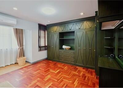 For Rent 4 Bedrooms Townhouse in Thonglor