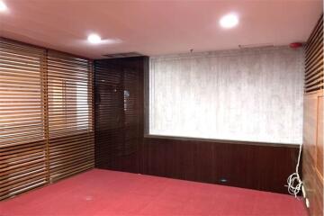 Perfect area for office space in prime area 5 mins walk from BTS Asoke with great value and a fantastic view.