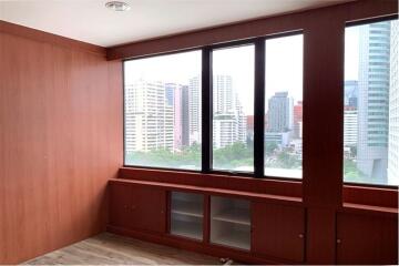 Perfect area for office space in prime area 5 mins walk from BTS Asoke with great value and a fantastic view.