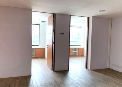 Perfect area for office space in prime area 5 mins walk from BTS Asoke with great value and a fantastic view.