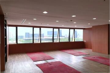 Perfect area for office space in prime area 5 mins walk from BTS Asoke with great value and a fantastic view.