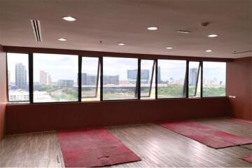 Perfect area for office space in prime area 5 mins walk from BTS Asoke with great value and a fantastic view.