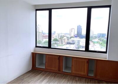 Perfect area for office space in prime area 5 mins walk from BTS Asoke with great value and a fantastic view.