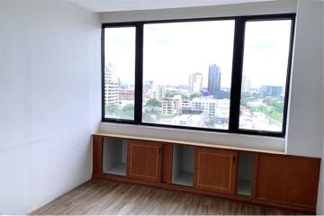 Perfect area for office space in prime area 5 mins walk from BTS Asoke with great value and a fantastic view.