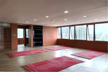 Perfect area for office space in prime area 5 mins walk from BTS Asoke with great value and a fantastic view.