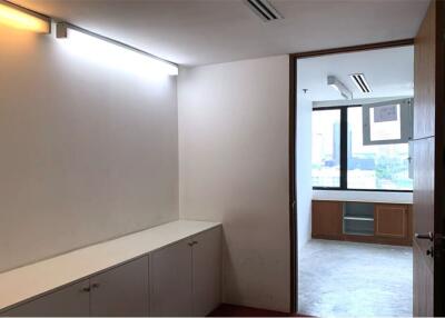 Perfect area for office space in prime area 5 mins walk from BTS Asoke with great value and a fantastic view.