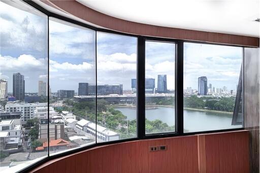 Perfect area for office space in prime area 5 mins walk from BTS Asoke with great value and a fantastic view.