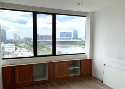 Perfect area for office space in prime area 5 mins walk from BTS Asoke with great value and a fantastic view.