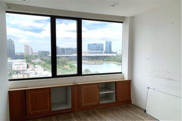 Perfect area for office space in prime area 5 mins walk from BTS Asoke with great value and a fantastic view.