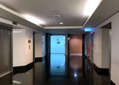 Perfect area for office space in prime area 5 mins walk from BTS Asoke with great value and a fantastic view.