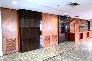 Perfect area for office space in prime area 5 mins walk from BTS Asoke with great value and a fantastic view.