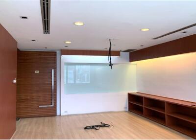 Perfect area for office space in prime area 5 mins walk from BTS Asoke with great value and a fantastic view.