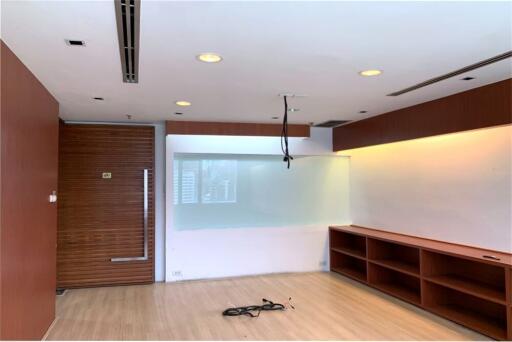 Perfect area for office space in prime area 5 mins walk from BTS Asoke with great value and a fantastic view.