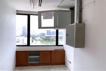 Perfect area for office space in prime area 5 mins walk from BTS Asoke with great value and a fantastic view.