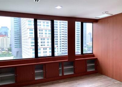 Perfect area for office space in prime area 5 mins walk from BTS Asoke with great value and a fantastic view.