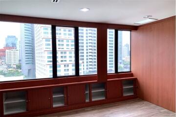 Perfect area for office space in prime area 5 mins walk from BTS Asoke with great value and a fantastic view.