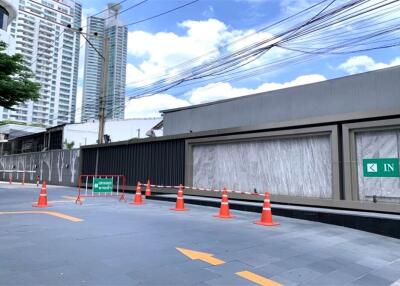 Perfect area for office space in prime area 5 mins walk from BTS Asoke with great value and a fantastic view.