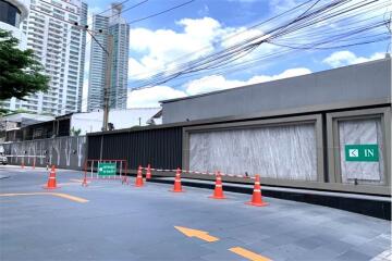 Perfect area for office space in prime area 5 mins walk from BTS Asoke with great value and a fantastic view.