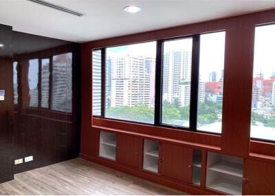 Perfect area for office space in prime area 5 mins walk from BTS Asoke with great value and a fantastic view.