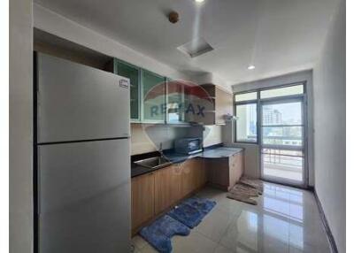 Large 3 bedroom condo near BTS Phrom Phong, great price.