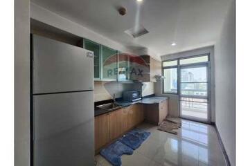 Large 3 bedroom condo near BTS Phrom Phong, great price.