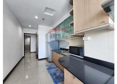 Large 3 bedroom condo near BTS Phrom Phong, great price.