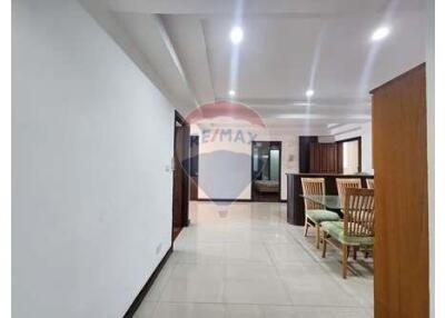 Large 3 bedroom condo near BTS Phrom Phong, great price.