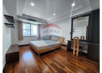 Large 3 bedroom condo near BTS Phrom Phong, great price.