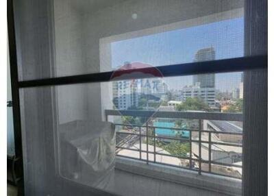 Large 3 bedroom condo near BTS Phrom Phong, great price.