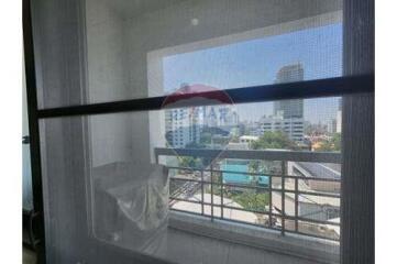 Large 3 bedroom condo near BTS Phrom Phong, great price.