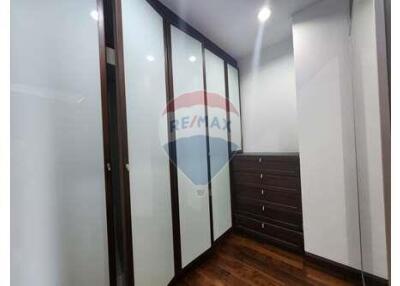 Large 3 bedroom condo near BTS Phrom Phong, great price.