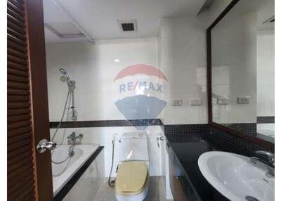 Large 3 bedroom condo near BTS Phrom Phong, great price.