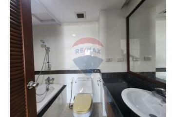 Large 3 bedroom condo near BTS Phrom Phong, great price.