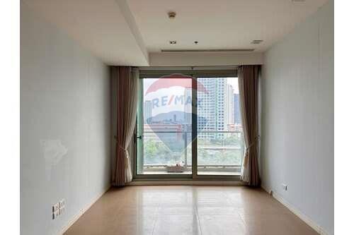 An empty room to create your own space with the Chaophraya River view.