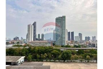 An empty room to create your own space with the Chaophraya River view.