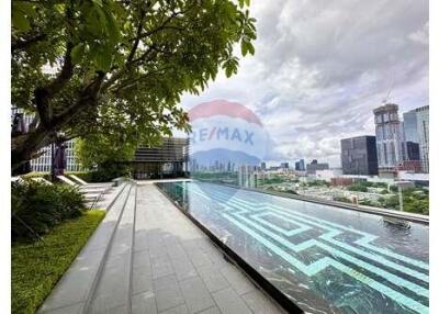 A unit with magnigicent panoramic views of Lumpini Park.