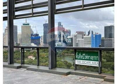 A unit with magnigicent panoramic views of Lumpini Park.