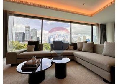 A unit with magnigicent panoramic views of Lumpini Park.