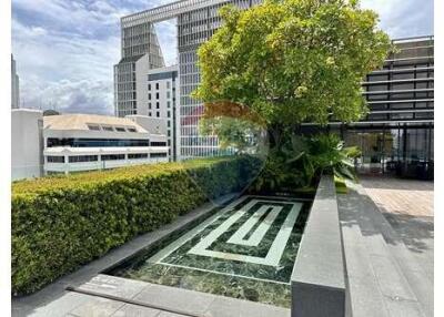 A unit with magnigicent panoramic views of Lumpini Park.