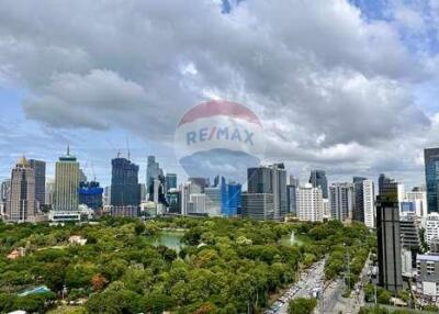 A unit with magnigicent panoramic views of Lumpini Park.