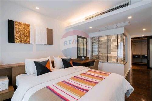 Pet Friendly Modern Duplex 3+1 bedrooms Apartment for rent in Thonglor