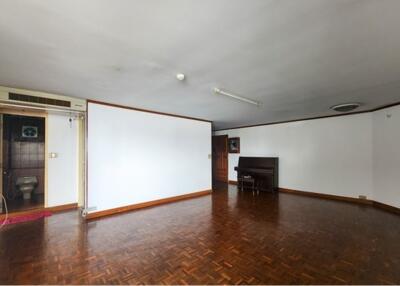 "Spacious 3-Bed Condo in Watthana, Bangkok - Low Price"