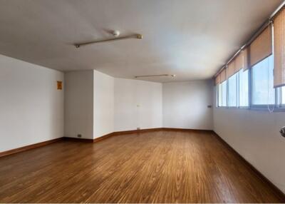 "Spacious 3-Bed Condo in Watthana, Bangkok - Low Price"