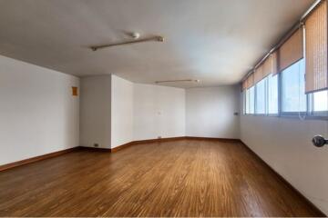 "Spacious 3-Bed Condo in Watthana, Bangkok - Low Price"