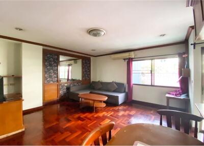 Pet-Friendly Paradise! 2 BR Apartment with Balcony in Sukhumvit Soi 8