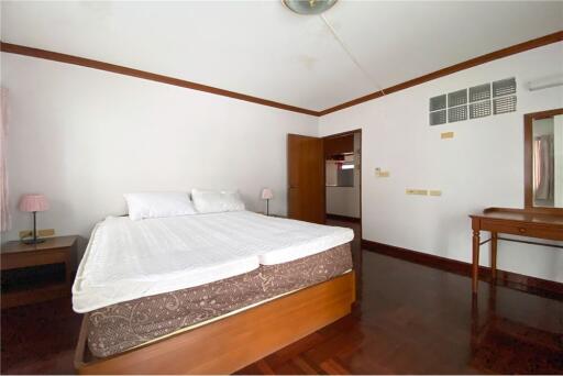 Pet-Friendly Paradise! 2 BR Apartment with Balcony in Sukhumvit Soi 8