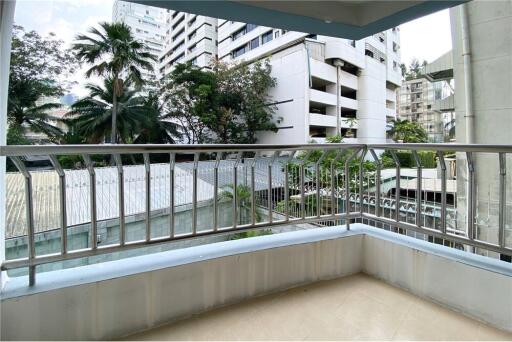 Pet-Friendly Paradise! 2 BR Apartment with Balcony in Sukhumvit Soi 8