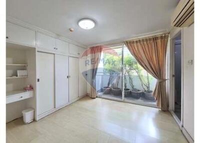 Homey Pet-Friendly Condo Phromphong with 4 Balcony