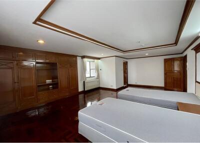 3 bedrooms for rent near BTS Prompong